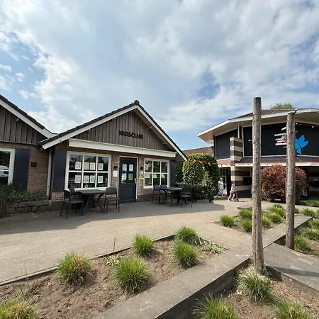 Luxe 8-persoons Veluwe Wellness Met Privé Jacuzzi&sauna - Gemeenschappelijk Zwembad - Voorthuizen